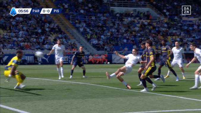 「生物的に強すぎる」鈴木彩艶の“人外すぎる頭セーブ”にファン驚愕！「何で平気なんだ」至近距離弾ストップで相手MF唖然 4枚目