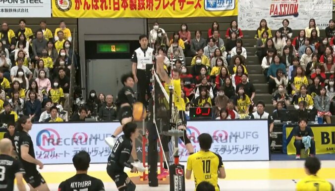 男子バレー、想像の“斜め上”をいく珍事 自陣にスパイクが… 高等すぎる技術が招いた驚きの光景 3枚目