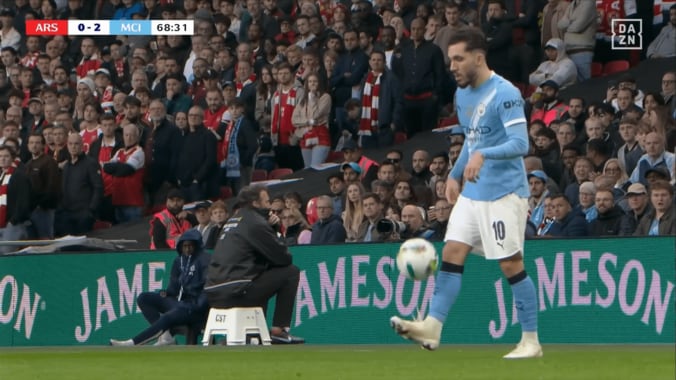 挑発かエンタメか？シティ10番の“魅せるリフティング”に賛否両論！「無礼だ」「遊びは大事」アーセナルDFは怒りの体当たり→名将は呆れ顔 5枚目