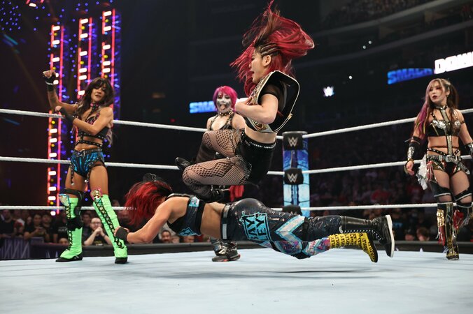 【写真・画像】女子レスラーの後頭部へ一撃→壮絶KOに場内騒然 「ゴング鳴らして」日本人王者の“容赦ない両ヒザ”にファン衝撃　1枚目