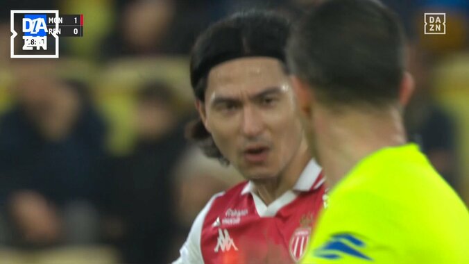 【映像】南野拓実、ドリブルを強引阻止→ノーカードで怒り露わに