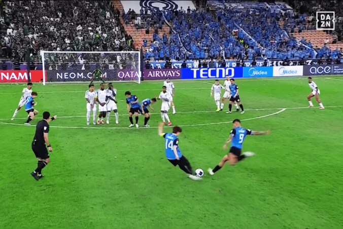 意図的？ミス？ 川崎Fの“ツインシュート”にSNS沸騰「何をやってるw」「ちゃんと狙った」「キャプテン翼ばり」珍しすぎるフリーキックの瞬間【ACLE決勝】 4枚目