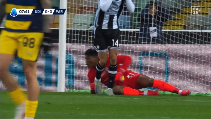 201cm巨人が激昂！ 鈴木彩艶の“超反応セーブ”にファン大興奮「宝石だ」「日本代表も10年安泰」「バケモノやん」絶体絶命の１対１で強烈弾シャットアウトの瞬間 5枚目