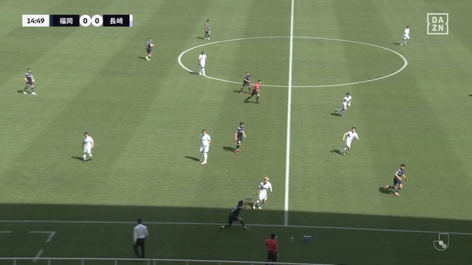 「副審のファウルやん」「ルールにない」まさかの珍事にスタジアム騒然「ついてないな」ライン際で審判にぶつかり転倒→ボールロストで選手に同情の声 3枚目