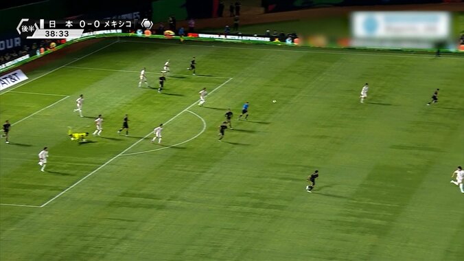 サッカー界のイチロー！？ GK鈴木彩艶の“50m弾丸スロー”が「キックと変わらんw」「凄すぎて笑っちゃう」ハーフライン超えの“強肩”にSNS騒然 3枚目