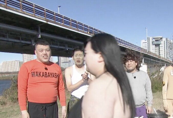 【写真・画像】人気女芸人、ビキニ姿でカメラ前に突然現れ視聴者動揺「え！？」「放送事故？」　1枚目