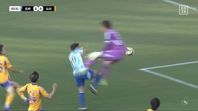 「PKやろ！」ペナルティエリア内で相手GKと激突→脇腹強打で悶絶！ノーファウル判定にファン憤懣も「どちらもボールに向かってプレーを...」 5枚目