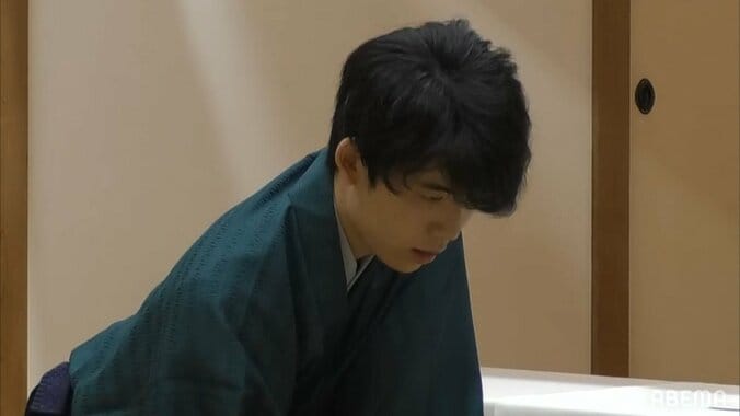 藤井聡太棋聖、最年少でタイトル防衛 史上初「10代九段」に 渡辺明名人に3連勝のストレート勝ち／棋聖戦五番勝負 1枚目