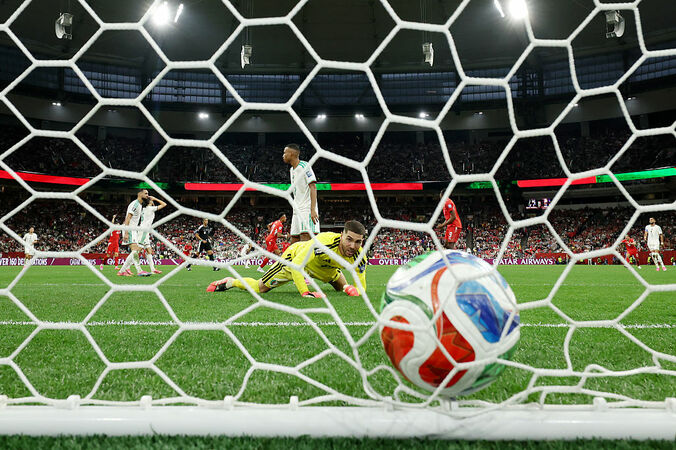 【写真・画像】【W杯】スイス歓喜の裏で…アルジェリア、後半開始1分で“あってはならないミス”「これは痛恨」「最後のクリアが」厳しい指摘も　1枚目