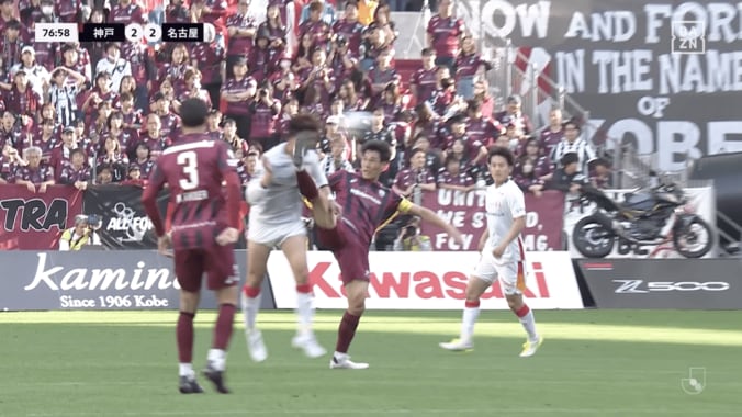 「レッドだろ！」超危険な“顔面キック”にスタジアム騒然！「VARは何やってるの？」神戸DFは即謝罪も判定に物議 3枚目