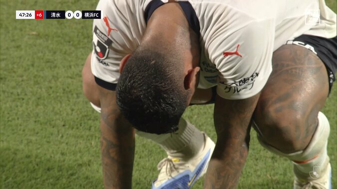 レッドカードに選手が涙目「みんな集まってるの泣ける」足裏スライで失意の一発退場→チームメイトが駆け寄る場面にファン同情「愛されてるな」 2枚目