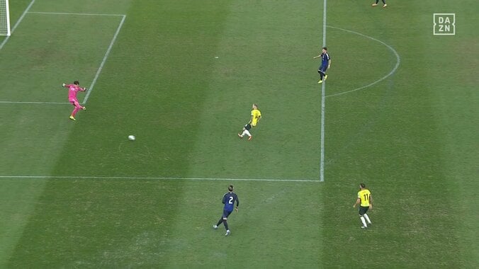 「やらかした」日本代表GK・谷晃生、自陣ゴール近くで痛恨のパスミス→大ピンチに「またやってるやん」「あぶねぇ」「ゴール前でミスは怖すぎる」あわや失点キックミスの瞬間 4枚目