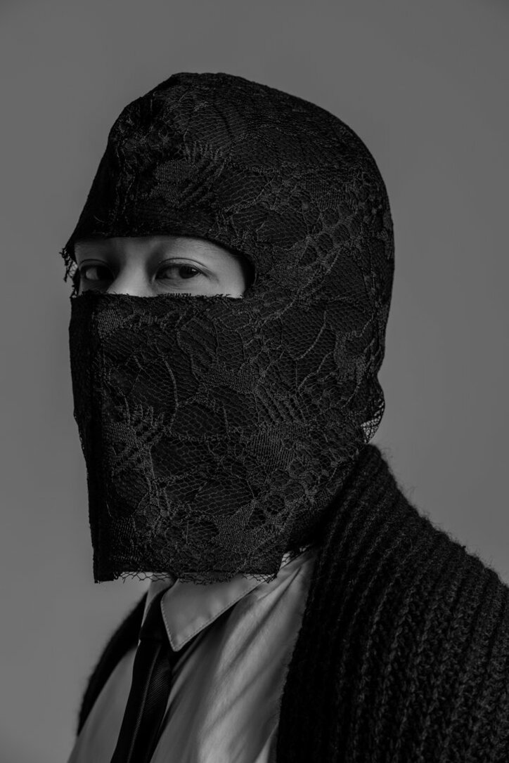 覆面ラッパーTEMBA、高速ラップでMIYACHIとマイクを繋ぐ“X次元”な新曲＆MV公開！！