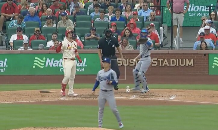 【写真・画像】どうした…？ 山本由伸に“打者が激怒”「怖っ！」 ヌートバーが三振でイライラ爆発→ヘルメットを叩きつける「ここまでキレるの珍しい」　1枚目