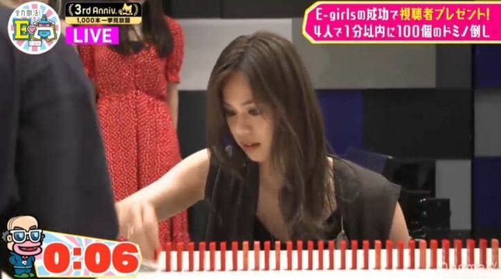 E-girls石井杏奈、生放送でプロレベルのドミノ並べを披露しメンバー絶賛!「ドミノ師匠」の声も