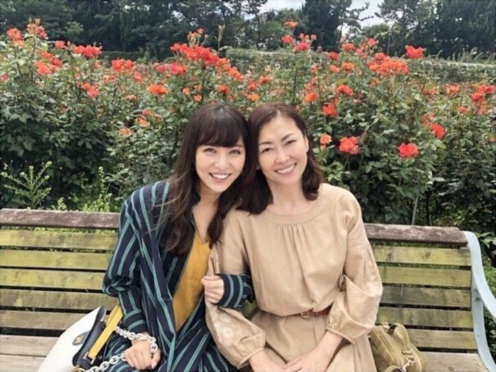 「最強親子」石川恋、中山美穂との仲睦まじい“母娘ショット”に絶賛の声