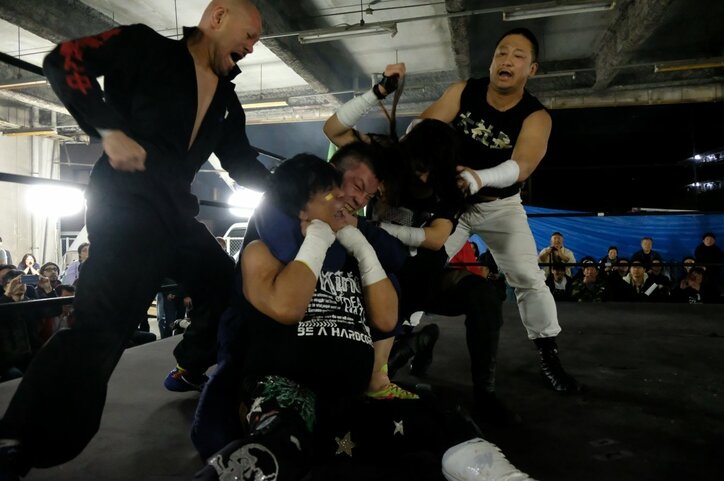 青木真也、「麻薬」を味わう! 『爆破甲子園』で大仁田厚の爆破バット一閃