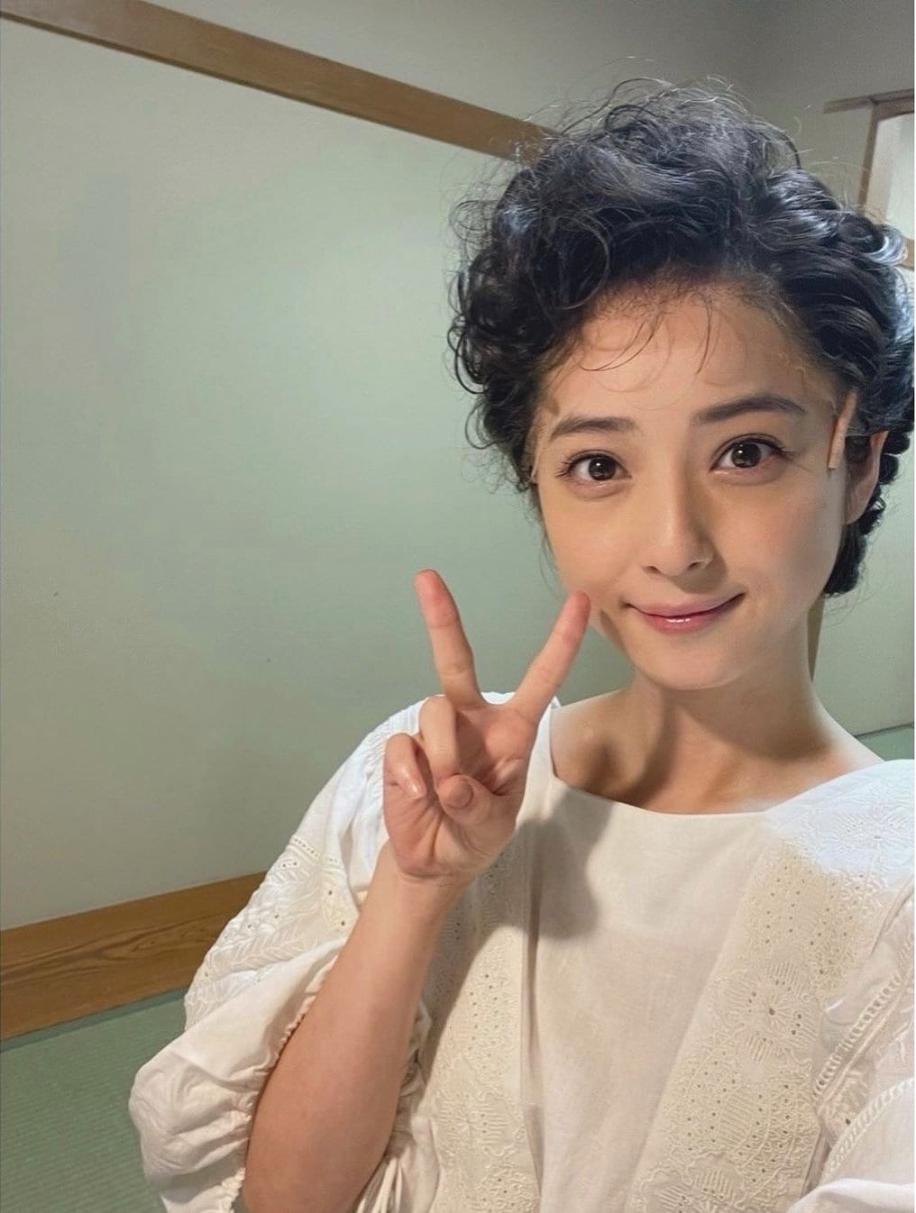 佐々木希 昭和レトロなパーマ姿を披露し 綺麗すぎる どんな髪型しても美しい と絶賛の声 話題 Abema Times