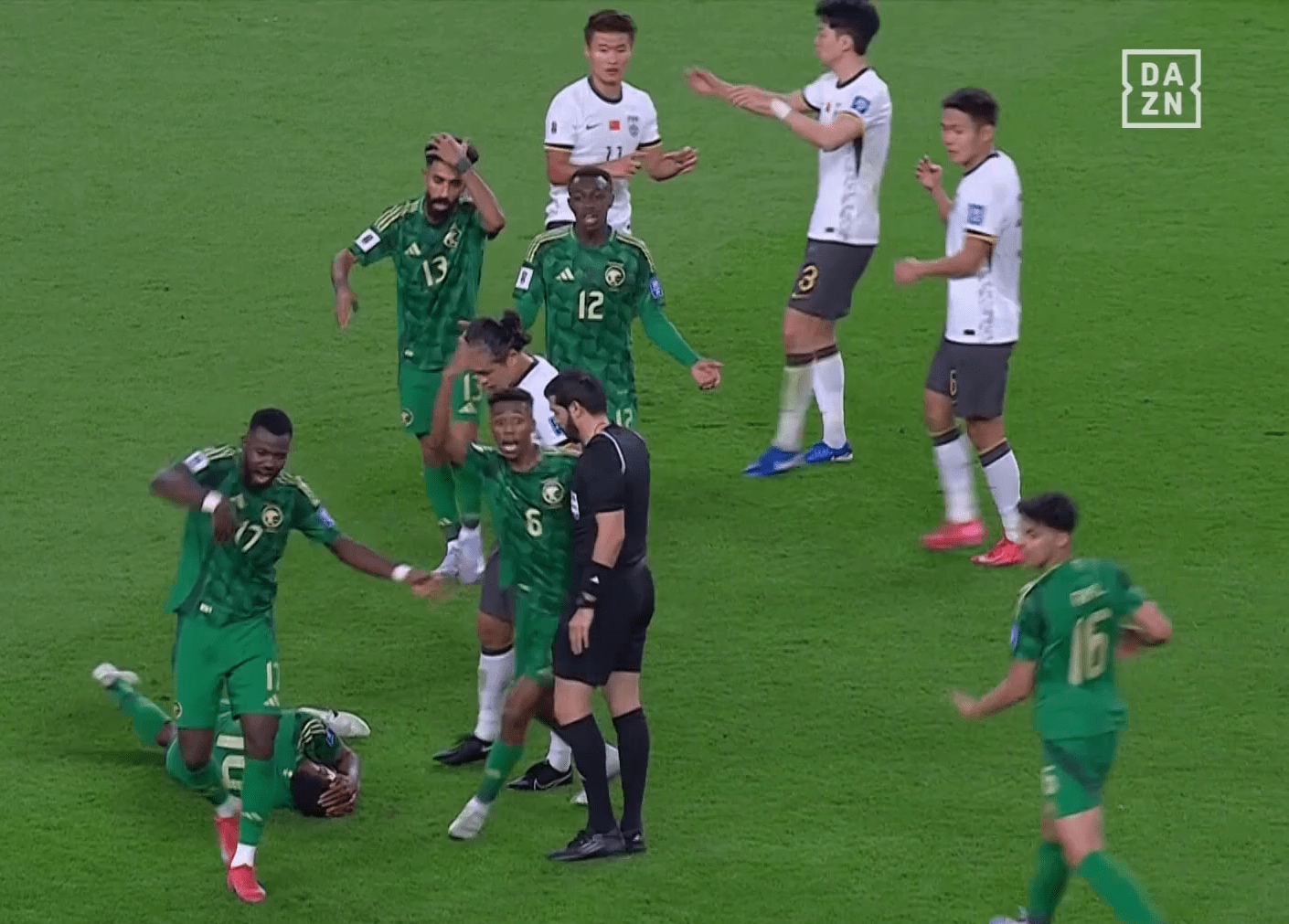 【写真・画像】衝撃の暴力…中国代表FWの“顔面キック”に怒号殺到！「怖い」「サッカーをやる資格ない」「これぞカンフー」即レッドカード→サウジアラビア代表DFが続行不能【Ｗ杯予選】　1枚目
