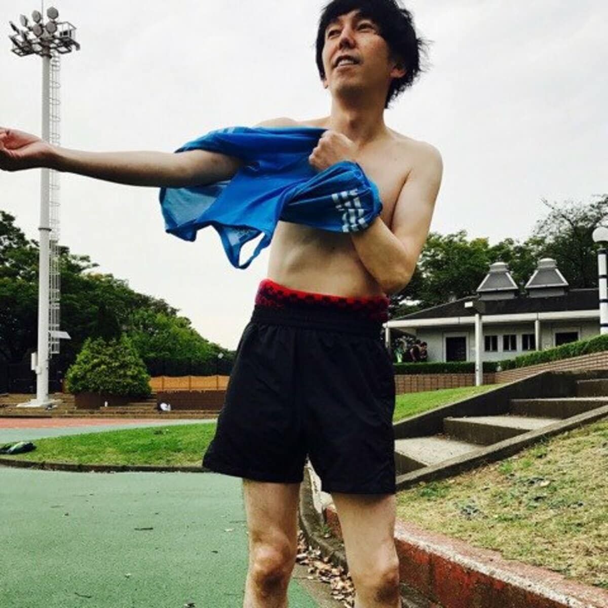 にしおかすみこ 元陸上部 2丁拳銃 小堀裕之の裸をバッサリ 体が爺さん 話題 Abema Times