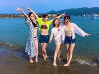OVAL ANGELの津田菜都美と廣瀬千鶴が過去メンバーと海へドライブ　波打ち際の美脚4ショット公開／ガールズケイリン