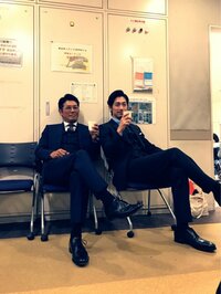 高橋克典&ディーン・フジオカ、“コーヒーブレイク中”の姿に絶賛の声「スーツ姿カッコイイ」「惚れる」