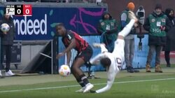 審判ブチギレ！「お前、ちょっと来い」 強烈な鬼タックルで吹き飛ばして空中で一回転… ピッチに倒れこんだ選手をシカトして立ち去った選手を強制呼び出し