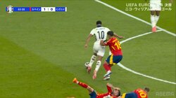 いったい何が起きた？“怪物”が3人がかりのディフェンスを一瞬で崩壊させた瞬間　ジダン級“神ターン”からの豪快ミドルシュートに「いま地球で一番うめえわ」