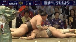 白鵬、“肩越しの上手”に館内どよめき　北勝富士を上から“押し潰し”て3連勝　
