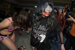 脳天にイス、ネックブリーカー…ゾンビガールのホラー攻撃！山下実優、耐えて王座防衛