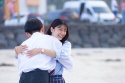 高3モテ女子、片思いの男子とカップル成立で熱烈ハグ「ずっと待っててくれてありがとう、大好きです」『今日好き』チュンムン編最終回