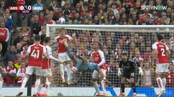 「嘘だろ」「大丈夫か？」華麗なオーバーヘッドシュートのはずが相手選手の胸に強烈キック直撃　ピッチに倒れこむ姿にスタジアム騒然「怪我しないでくれ」