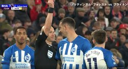 「この展開は荒れる」三笘薫の同僚DF、主審に“過度な抗議”でレッドカードの退場シーンが物議　審判ブチギレのカード乱発劇にスタジアム騒然の大荒れ状態「カード出し過ぎ」