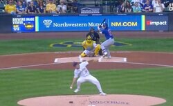 球場騒然！ 一体、何が起こった…！？ 鈴木誠也も呆然… 相手ピッチャーに“珍ハプニング”発生の瞬間「一瞬何が起きたのか…」