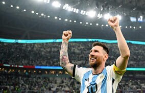 メッシの故郷上空に巨大ユニフォーム出現！晴天を泳ぐ背番号「10」が世界中から注目浴びる