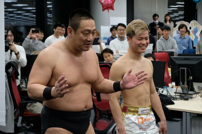 那須川天心、クロちゃんを“ケツキック”葬　もんどり打ったクロちゃん「やばい、何か出そう…」 2枚目