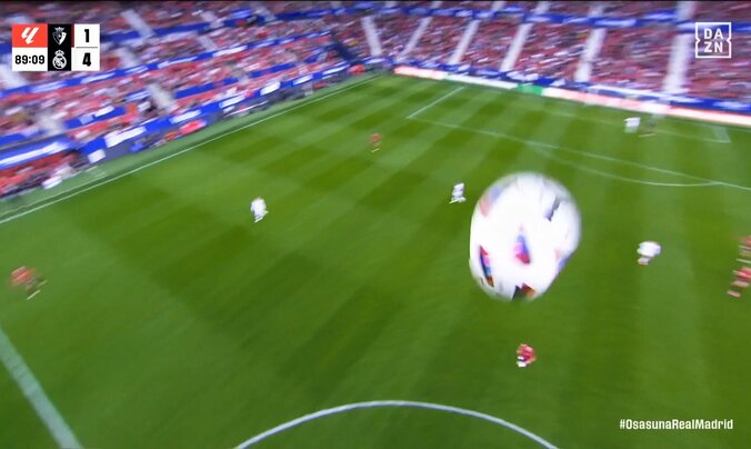 【写真・画像】批判殺到！「レッドカードだろ！」足裏で完全に踏みつける→相手が悶絶の一部始終…またも“悪癖”が出たカマヴィンガにマドリード・ファンすらも非難「いつもこれ…」　1枚目