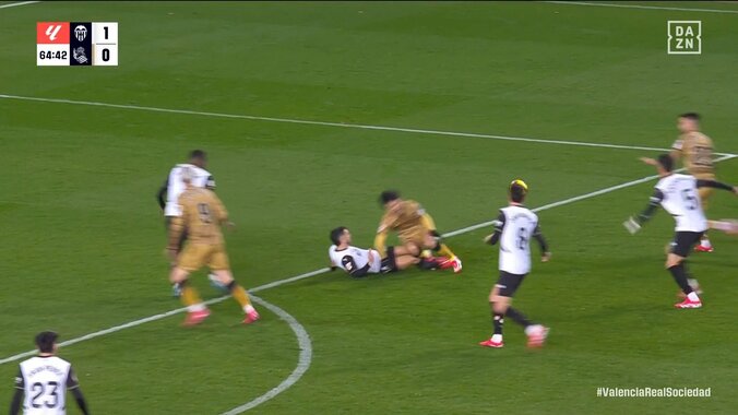 【映像】久保建英、カニばさみタックルを喰らった瞬間