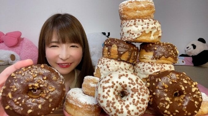 もえあず『コストコ』のドーナツに舌鼓「もし見つけたら食べてみて」 1枚目