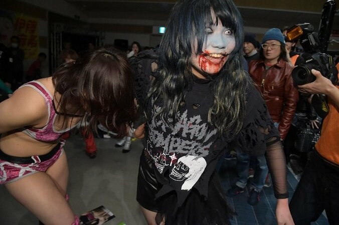 脳天にイス、ネックブリーカー…ゾンビガールのホラー攻撃！山下実優、耐えて王座防衛 1枚目