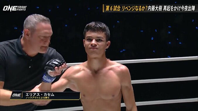 死角からの左ハイで首“ぐにゃり”の衝撃KO 「スゲエ、ヤバい、エグい。マジやばい！」17歳の衝撃的すぎるデビューに放送席も驚き 2枚目