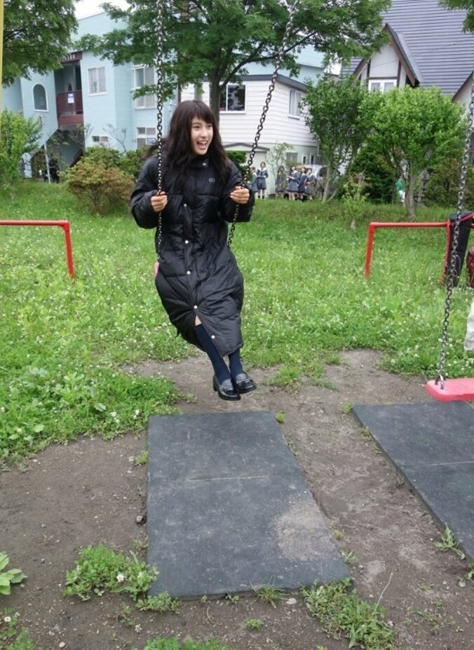 土屋太鳳、無邪気すぎるブランコ姿に反響 2枚目