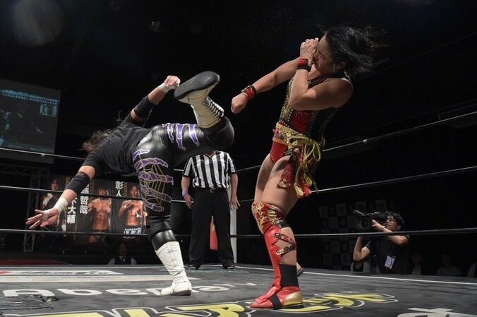 王者・里村、裏切りにより敗北！ディーノが入江を急襲　DDT両国大会に向け、もつれる因縁の行方は!? 2枚目