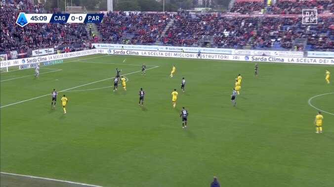 飛びすぎだろ！ 鈴木彩艶の“80m級フィード”がエグい！ 中継映像から消える？ 特大キックで攻撃の起点となった瞬間 2枚目