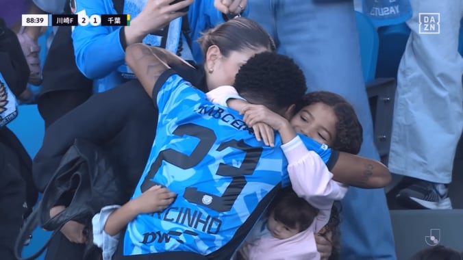 「早退かと思った笑」川崎FW、前代未聞の“観客席で家族とハグ”にSNS騒然！「映画すぎる」警告覚悟セレブレーションの感動秘話とは？ 4枚目