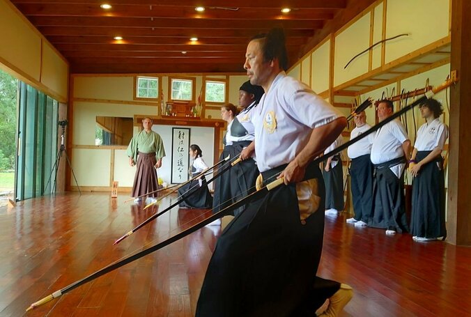 「弓を引くための様々な作法は、感覚を刺激する身体との対話」