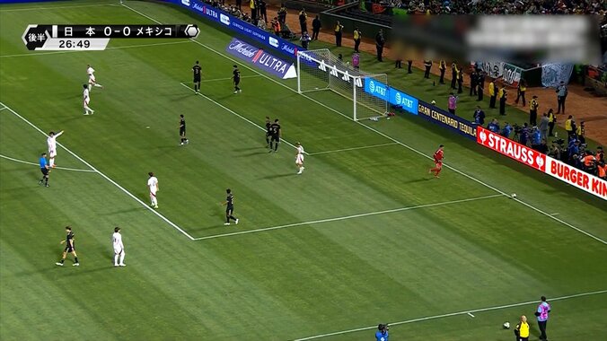 主審にファウルを主張する上田綺世