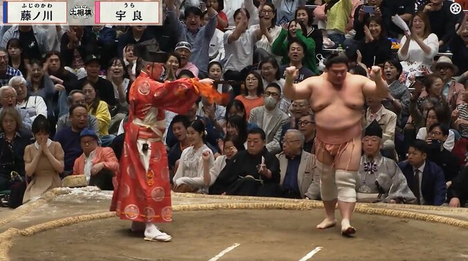 「宇良の上を行った」「身体能力すごい」宇良の取組で驚きの一コマ 土俵際、華麗な身のこなしに「行司が牛若丸に」ファン注目 5枚目