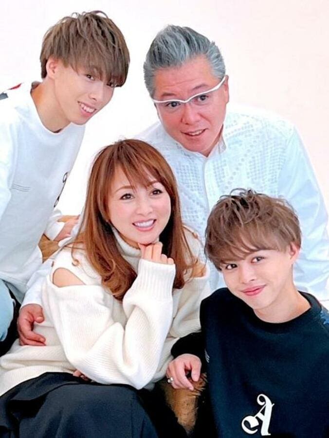  渡辺美奈代、夫の誕生日に撮影した家族ショットを公開「子供達が主人に似てきた」  1枚目