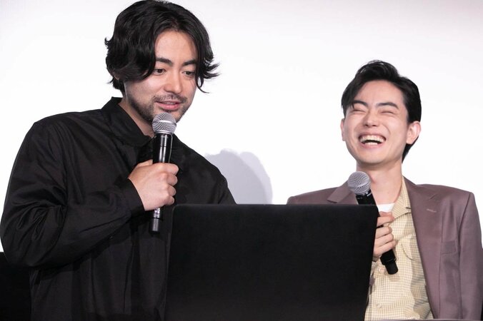 山田孝之&菅田将暉、ファンサービス満点の舞台挨拶　ファンと一緒に客席で主演ドラマをサプライズ鑑賞 3枚目